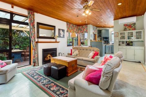 Photo of property in 15b Harrybrook Road, Green Bay, Auckland, 0604