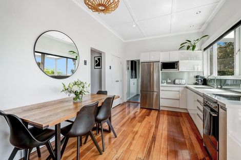 Photo of property in 2/136 Sunset Road, Unsworth Heights, Auckland, 0632