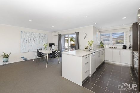 Photo of property in 2/143a Wiseley Road, West Harbour, Auckland, 0618