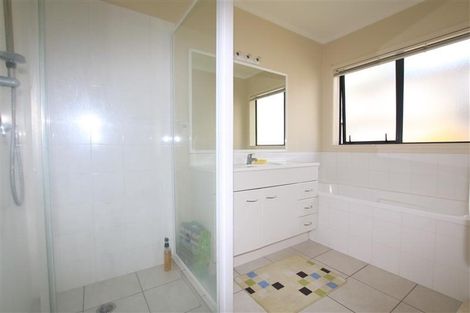 Photo of property in 15 Toledo Avenue, Henderson, Auckland, 0612