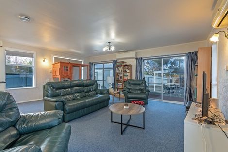 Photo of property in 37 Peters Avenue, Cloverlea, Palmerston North, 4412