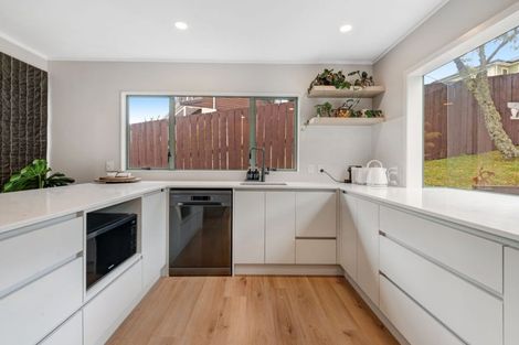 Photo of property in 24 Goldfinch Rise, Unsworth Heights, Auckland, 0632