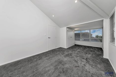 Photo of property in 1/2 Hauraki Road, Hauraki, Auckland, 0622