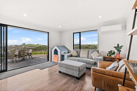 Photo of property in 2712 South Head Road, South Head, Helensville, 0874