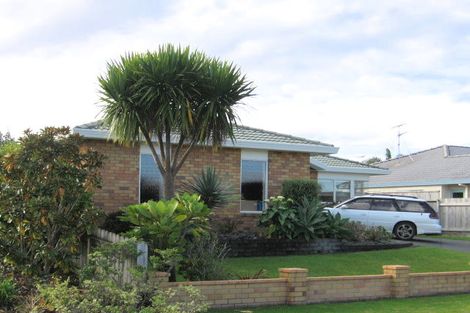 Photo of property in 16 Chalmers Close, Orewa, 0931