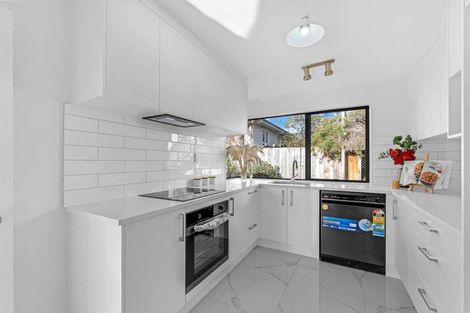 Photo of property in 2/21 College Road, Northcote, Auckland, 0627