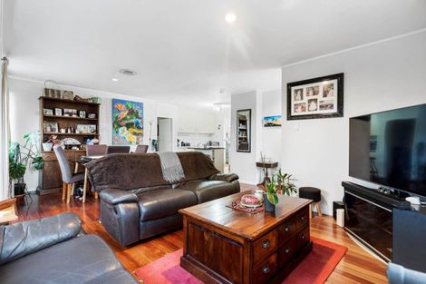 Photo of property in 17 Lysander Crescent, Beach Haven, Auckland, 0626