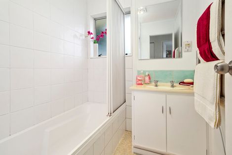 Photo of property in 5 Buisson Glade, West Harbour, Auckland, 0618