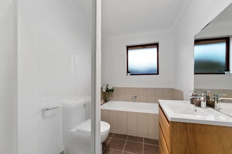 Photo of property in 5 Marbella Crescent, Oteha, Auckland, 0632