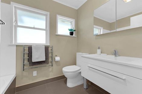 Photo of property in 1/22 Evelyn Place, Hillcrest, Auckland, 0627