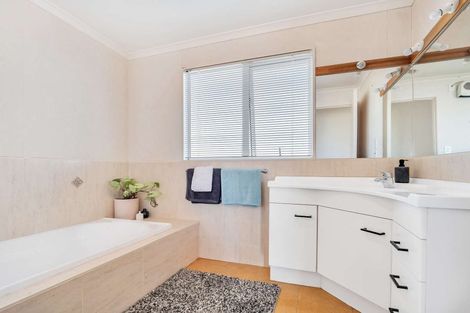 Photo of property in 1/186 Marine Parade, Mount Maunganui, 3116