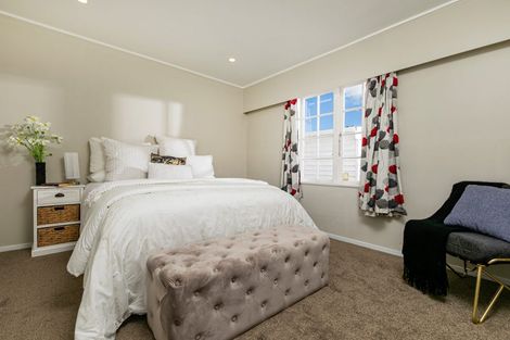 Photo of property in 1 Miltonia Avenue, Te Atatu South, Auckland, 0610