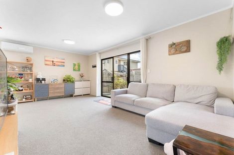 Photo of property in 2/12 Benchmark Drive, Massey, Auckland, 0614