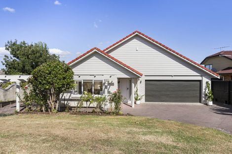 Photo of property in 16 Whitford Road, Howick, Auckland, 2014