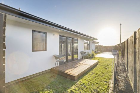 Photo of property in 32 Atlantic Drive, Fitzherbert, Palmerston North, 4410