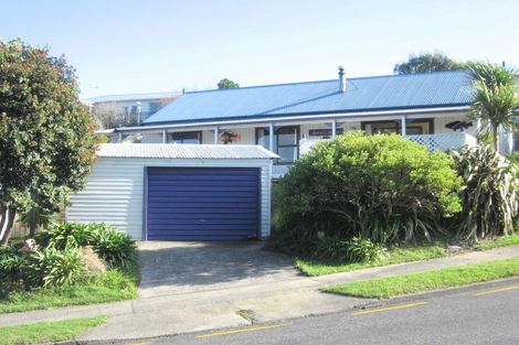 Photo of property in 19 Gloaming Hill, Titahi Bay, Porirua, 5022