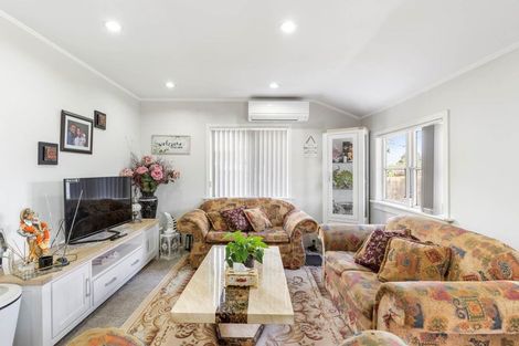 Photo of property in 2/13 Templeton Place, Clendon Park, Auckland, 2103