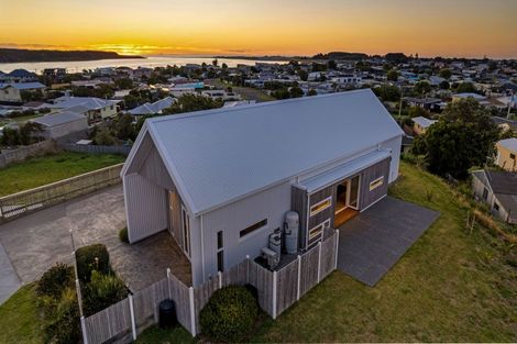 Photo of property in 2 Rangeview Rise, Foxton Beach, Foxton, 4815