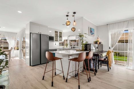 Photo of property in 52 Riverton Drive, Randwick Park, Auckland, 2105