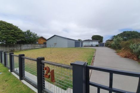Photo of property in 21 Crispe Road, Clarks Beach, 2122