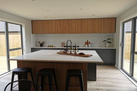 Photo of property in 33 Lumbarda Drive, Kumeu, 0810