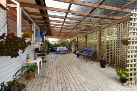 Photo of property in 8 Staincross Street, Green Bay, Auckland, 0604