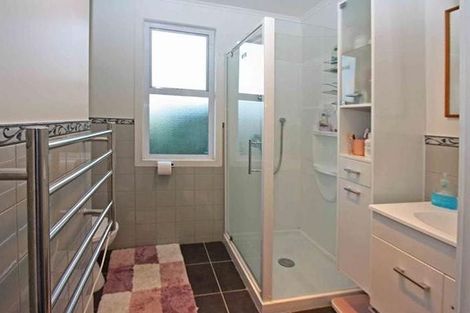 Photo of property in 4b Waiari Road, Conifer Grove, Takanini, 2112