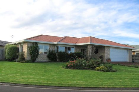 Photo of property in 18 Chalmers Close, Orewa, 0931
