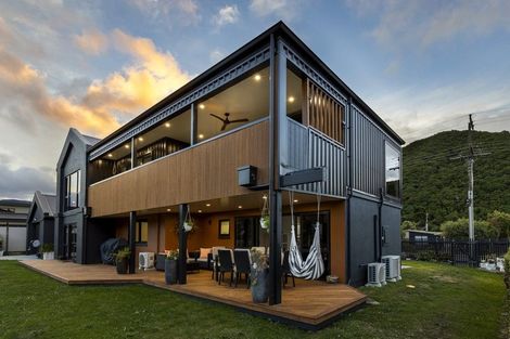 Photo of property in 15 Beach Road, Waikawa, Picton, 7220