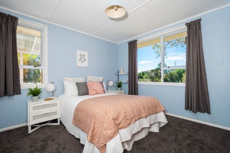 Photo of property in 8 Link Road, Newlands, Wellington, 6037