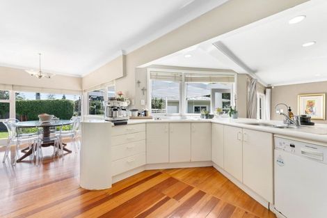 Photo of property in 33 Covil Avenue, Te Atatu South, Auckland, 0610