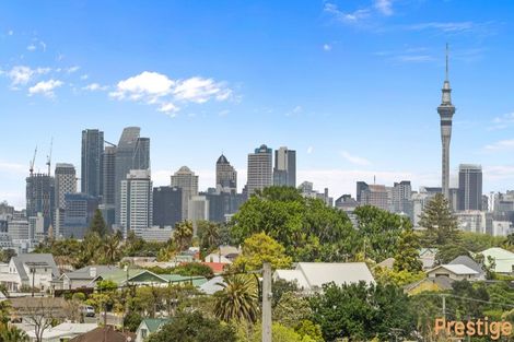 Photo of property in 4/60 Church Street, Northcote Point, Auckland, 0627