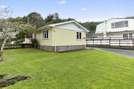 Photo of property in 18 Lowry Crescent, Stokes Valley, Lower Hutt, 5019