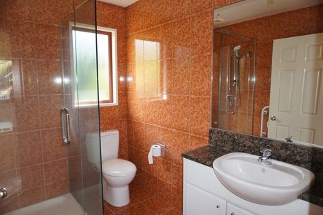 Photo of property in 2/72 Heathcote Road, Castor Bay, Auckland, 0620