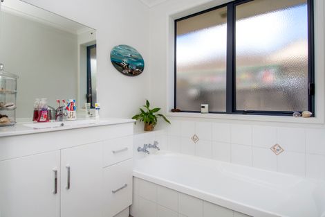 Photo of property in 64 Oriental Parade, Papamoa Beach, Papamoa, 3118