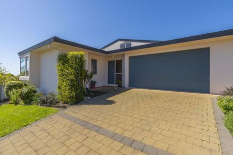 Photo of property in 7 Amokura Street, Waikanae, 5036