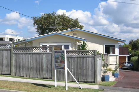 Photo of property in 2/16 Rothesay Bay Road, Rothesay Bay, Auckland, 0630