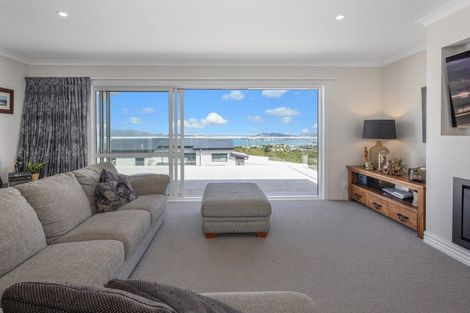 Photo of property in 30 Grumman Lane, Newlands, Wellington, 6037