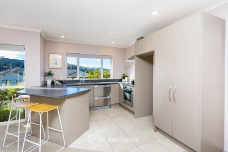 Photo of property in 10 Mcewen Crescent, Riverstone Terraces, Upper Hutt, 5018