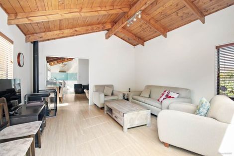 Photo of property in 1/138 East Coast Road, Forrest Hill, Auckland, 0620