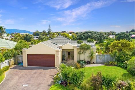 Photo of property in 17 Barrett Drive, Waikanae Beach, Waikanae, 5036