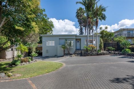 Photo of property in 166 Edmonton Road, Te Atatu South, Auckland, 0610