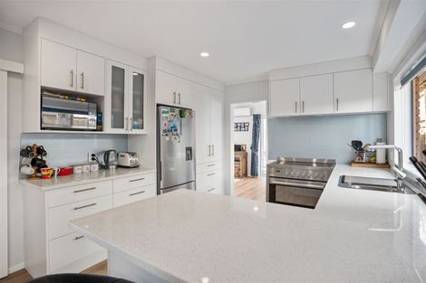 Photo of property in 2/2 Eske Place, Highland Park, Auckland, 2010