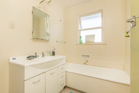 Photo of property in 30 Mana View Road, Paremata, Porirua, 5026