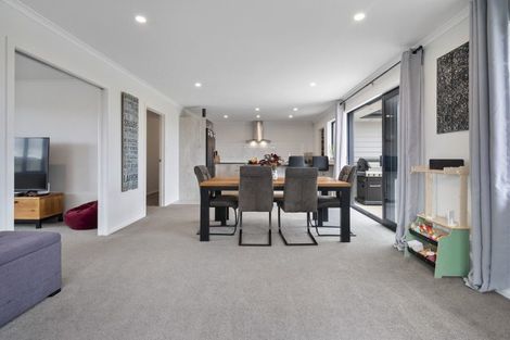 Photo of property in 21 Sardinia Grove, Fitzherbert, Palmerston North, 4410