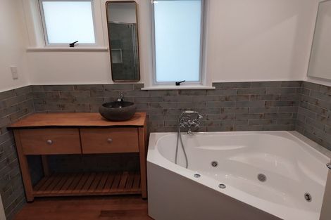 Photo of property in 5 Kendal Place, Merrilands, New Plymouth, 4312