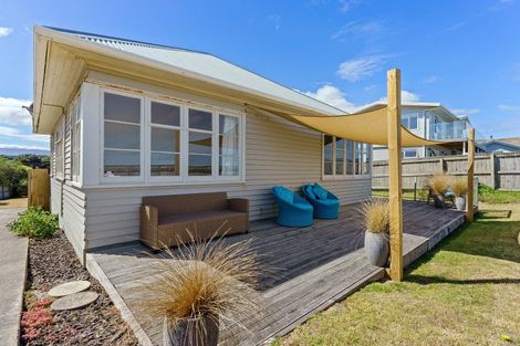 Photo of property in 38 Marine Parade, Otaki Beach, Otaki, 5512