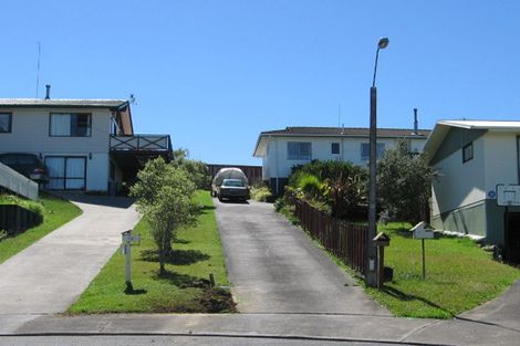 Photo of property in 17 Sumich Place, West Harbour, Auckland, 0618