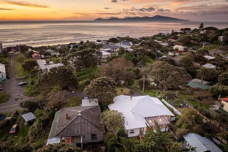 Photo of property in 72 Wellington Road, Paekakariki, 5034