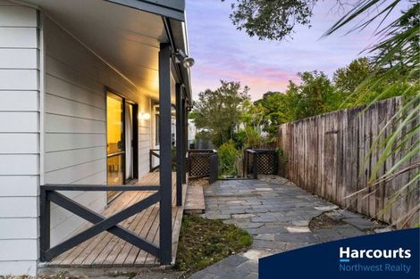 Photo of property in 1/729 Swanson Road, Swanson, Auckland, 0612